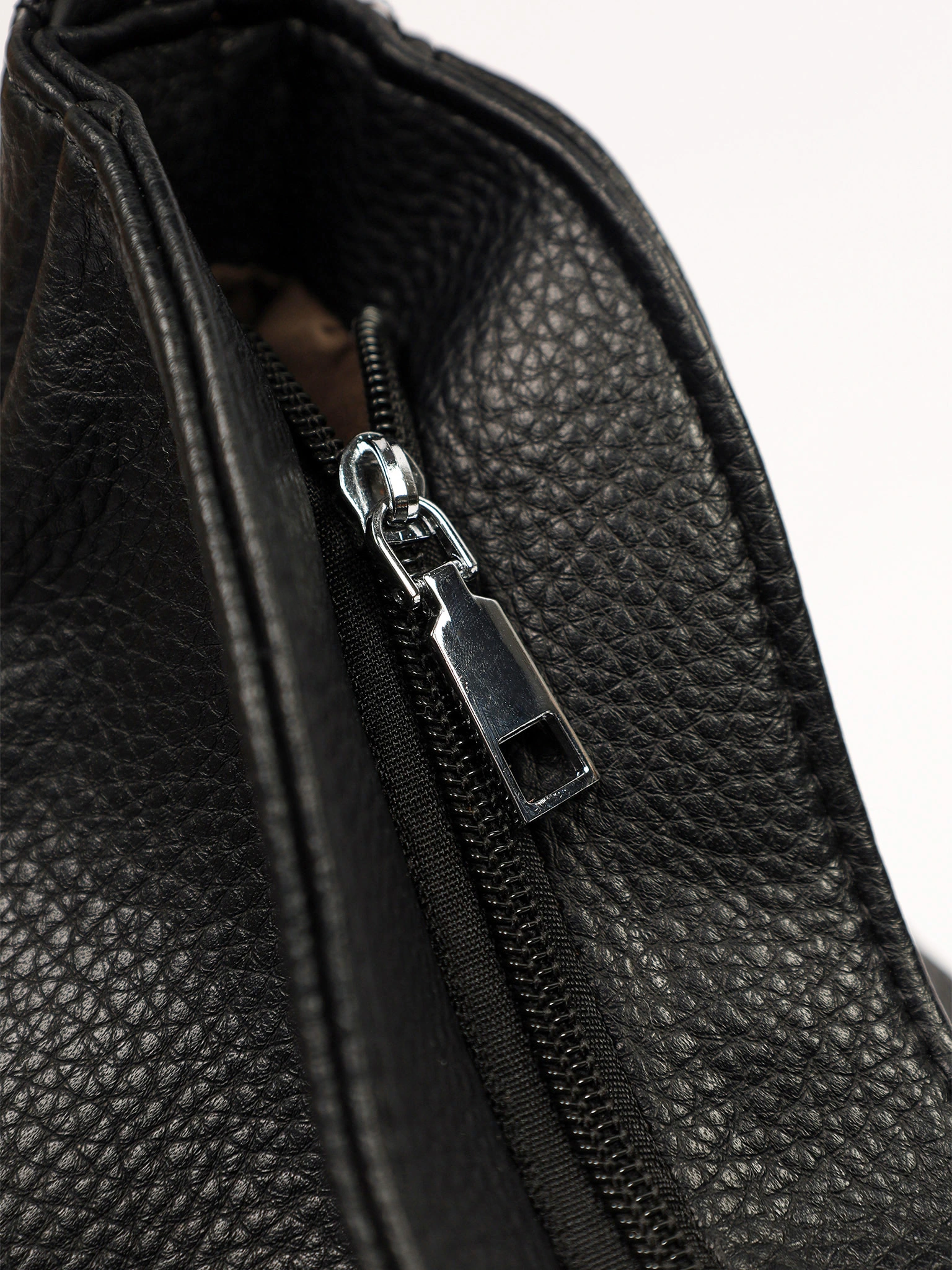 Сумка-шоппер  с боковыми карманами и декоративными пуллерами в ассортименте